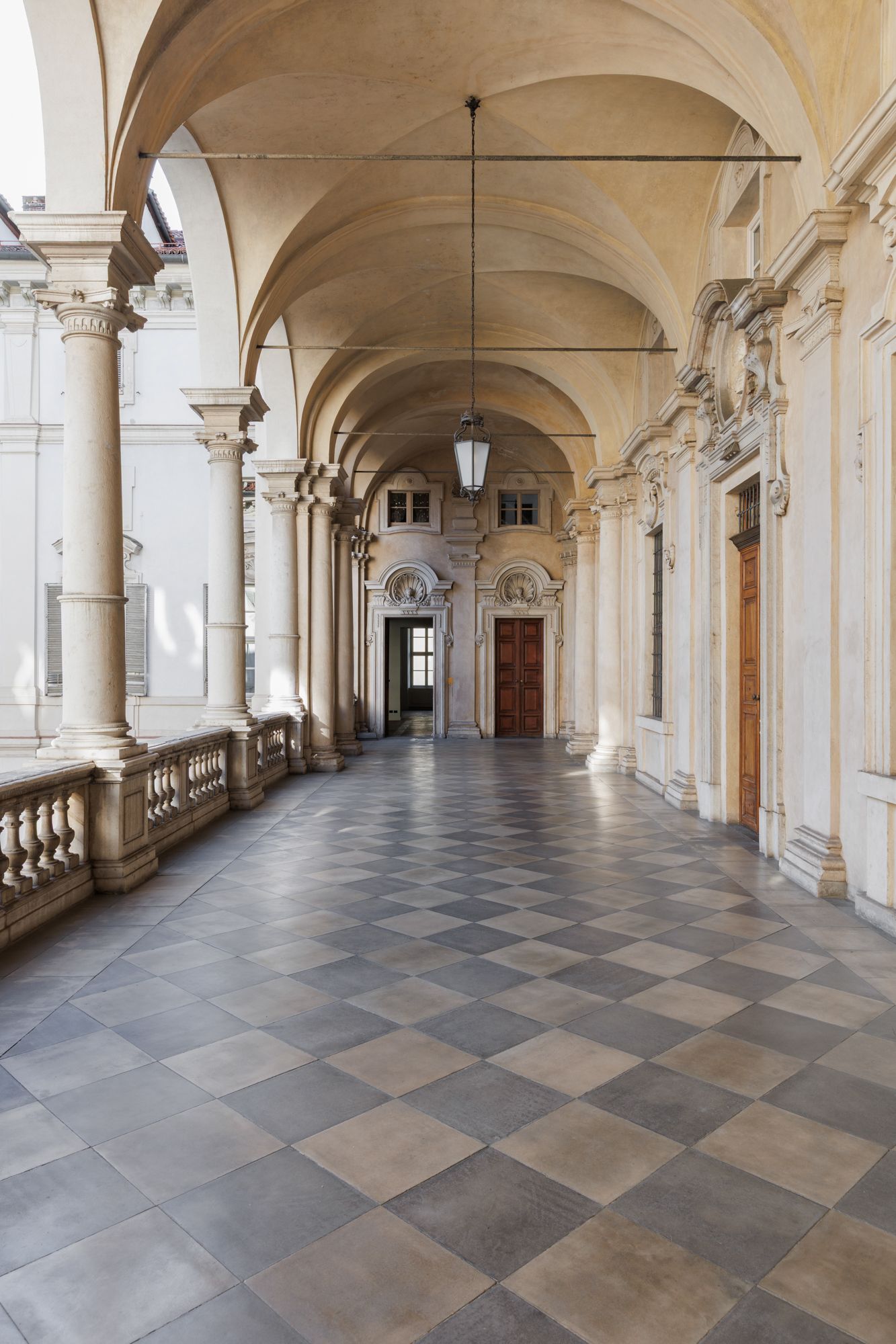 Ingresso al Piano Nobile di Palazzo Saluzzo Paesana attraverso il Loggiato Maggiore