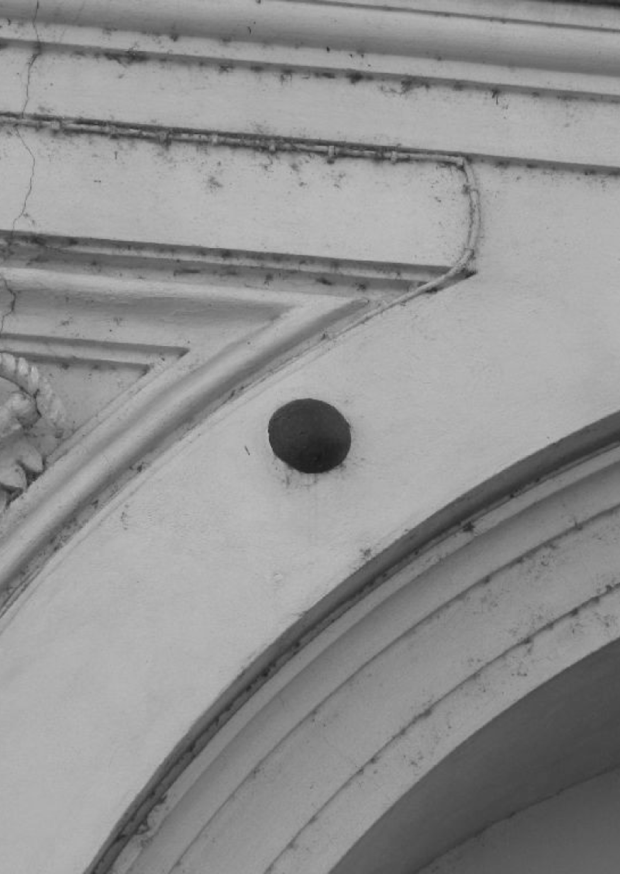 Palla di cannone incastonata all'esterno di Palazzo Saluzzo Paesana ricordo dei bombardamenti durante la Seconda Guerra Mondiale