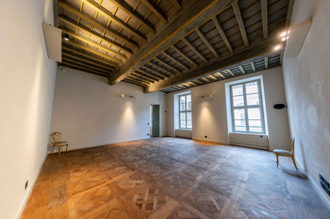 Le finestre del Salone delle udienze del Piano Nobile che affacciano sul maestoso cortile interno di Palazzo Saluzzo Paesana