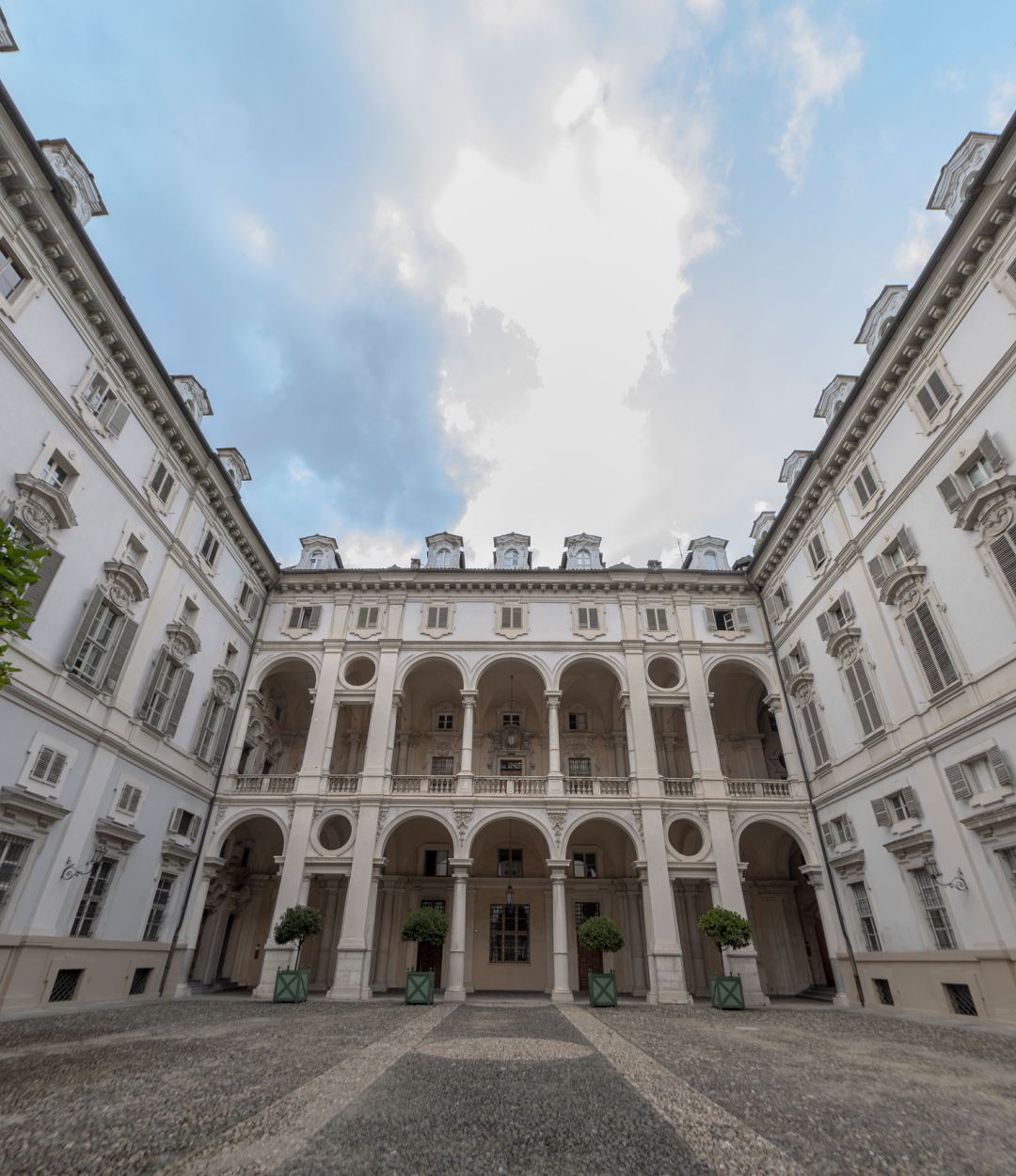 Veduta dal cortile d'onore del Piano Nobile di Palazzo Saluzzo Paesana