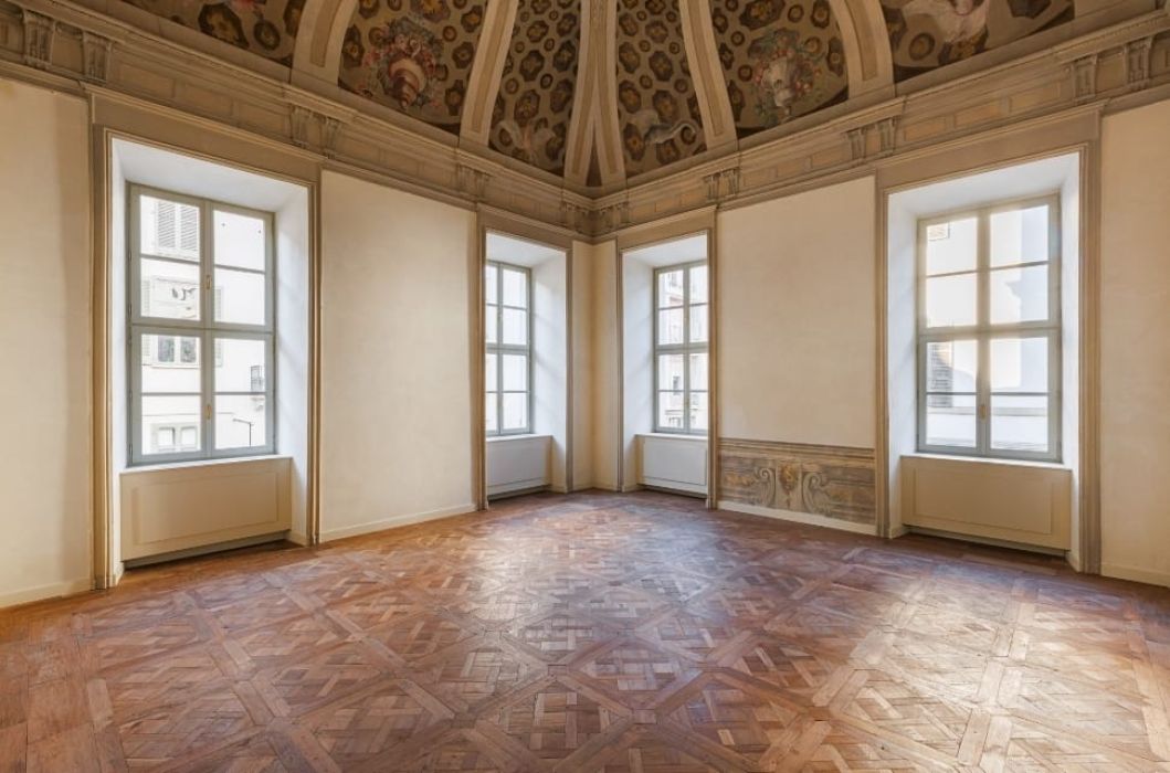 Gli affacci su Via Garibaldi e Via Bligny del Salone del Paradiso al Piano Nobile di Palazzo Saluzzo Paesana
