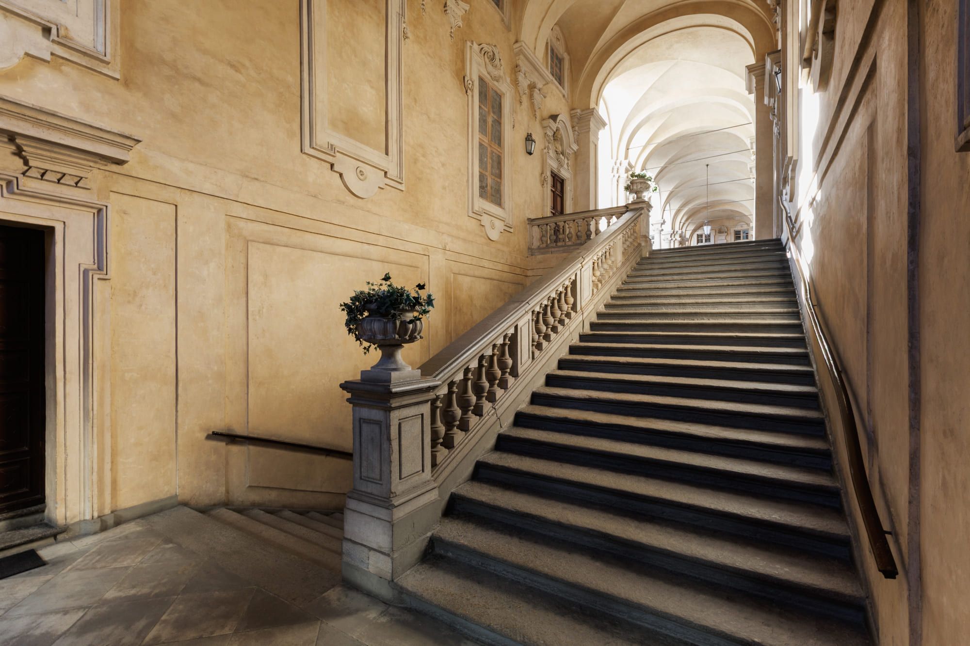 Lo scalone di Palazzo Saluzzo Paesana che porta al Loggiato Maggiore