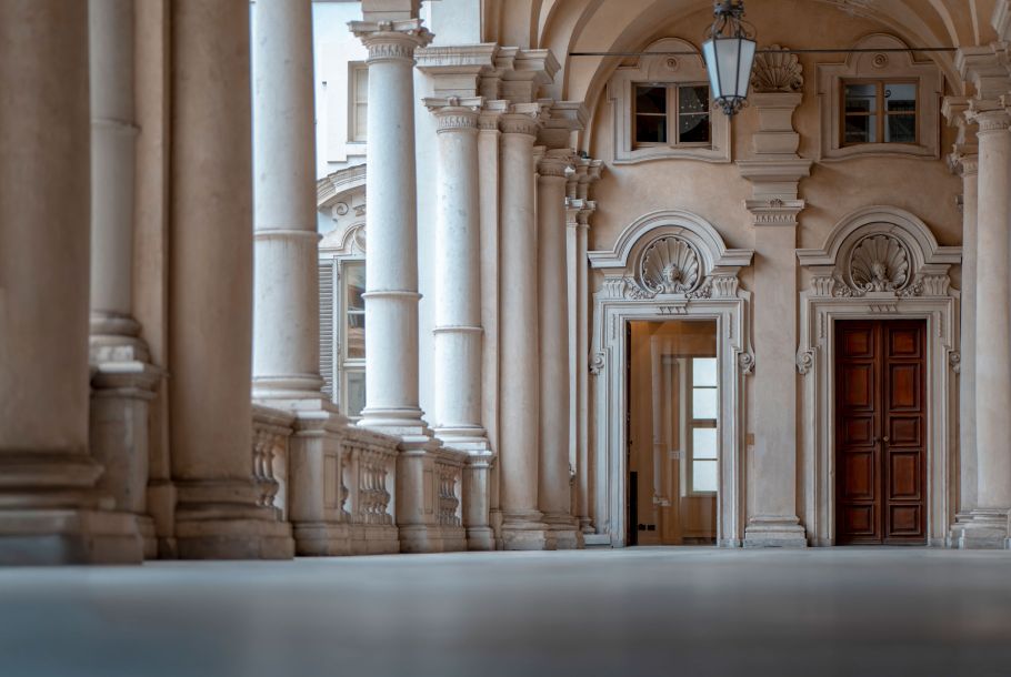 Il Loggiato Maggiore verso l'ingresso di Piano Nobile Palazzo Saluzzo Paesana