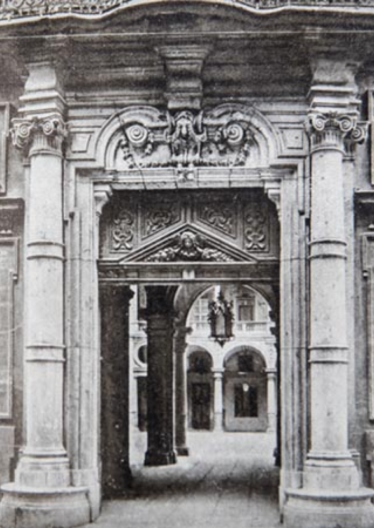 Foto d'epoca dell'ingresso di Palazzo Saluzzo Paesana