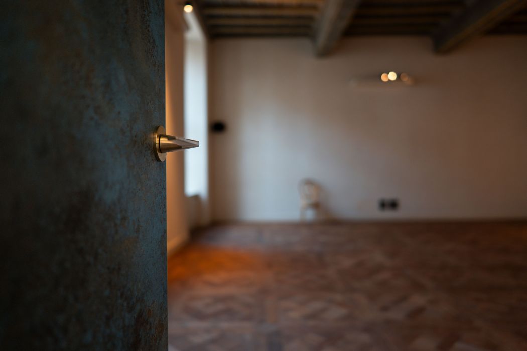 L'ingresso al Salone delle udienze del Piano Nobile all'interno di Palazzo Saluzzo Paesana