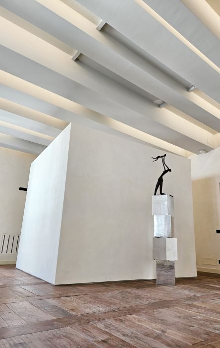 Il cubo bianco nello Spazio Contemporaneo del Piano Nobile all'interno di Palazzo Saluzzo Paesana