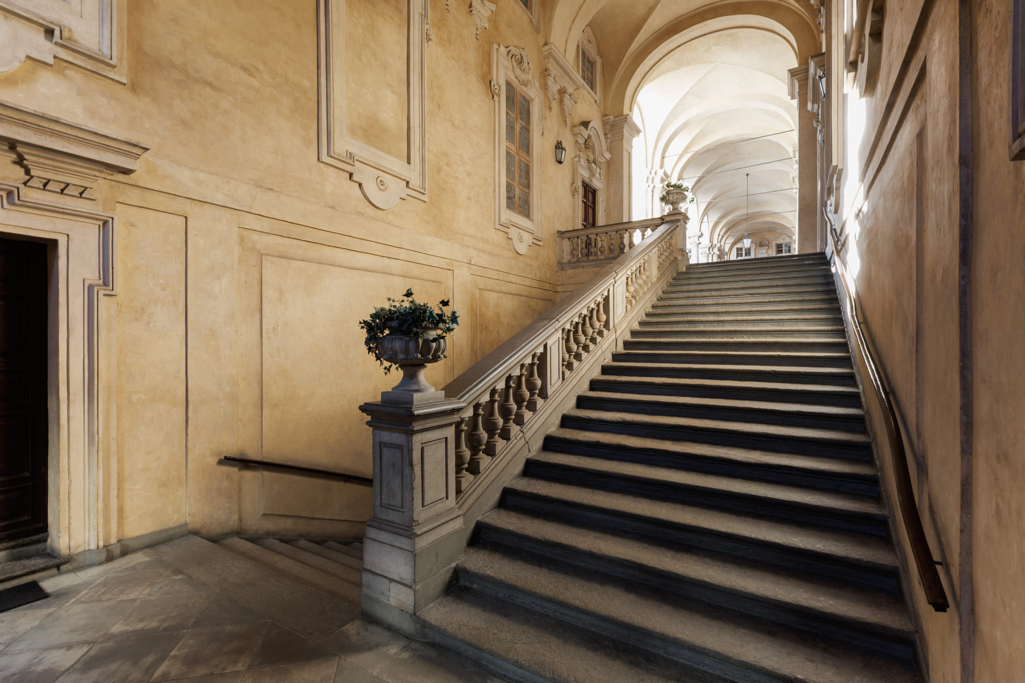 Lo scalone di Palazzo Saluzzo Paesana che conduce a Piano Nobile