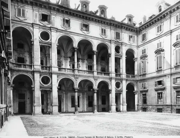 Foto storica del cortile di Palazzo Saluzzo Paesana